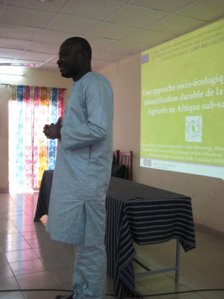 Prof. Mahamadou Belem introduced the workshop in Dano (Burkina Faso)